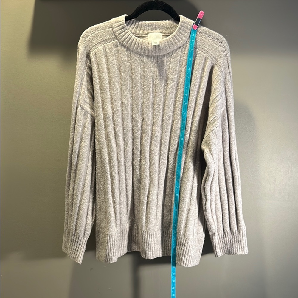 H&M Gray Crew Neck Sweater with Ribbed Texture - Picture 4 of 6